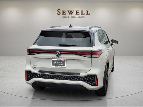 Used 2026 Volkswagen Tiguan SE R-Line FWD image 5