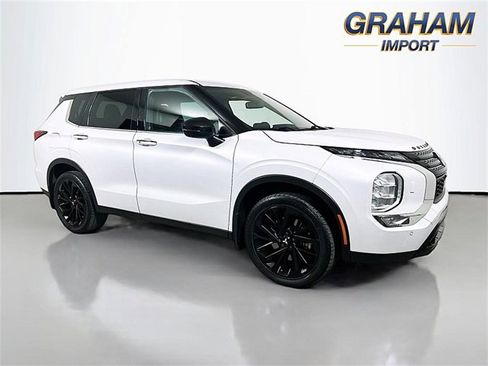 Used 2023 Mitsubishi Outlander SE image 1