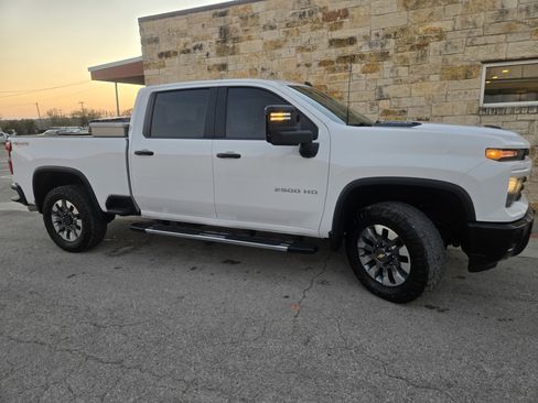 Used 2024 Chevrolet Silverado 2500 Custom w/ Custom Value Package image 19