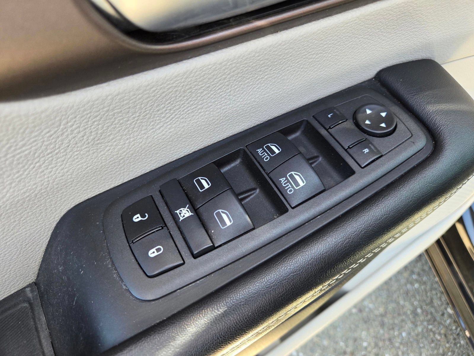 Used 2022 Chrysler Voyager LX FWD image 15