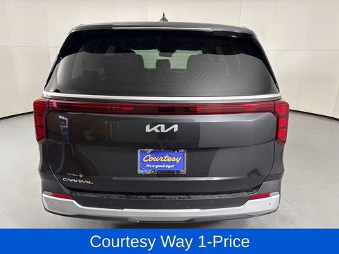 Used 2025 Kia Carnival FWD image 9