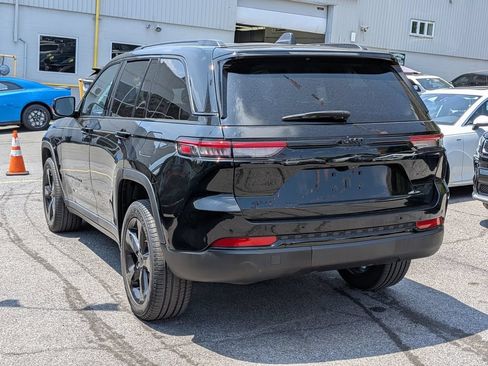 Used 2023 Jeep Grand Cherokee Limited w/ Black Appearance Package AWD/4WD image 10