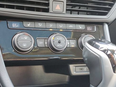 Used 2023 Volkswagen Jetta SE w/ Panoramic Sunroof Package FWD image 25