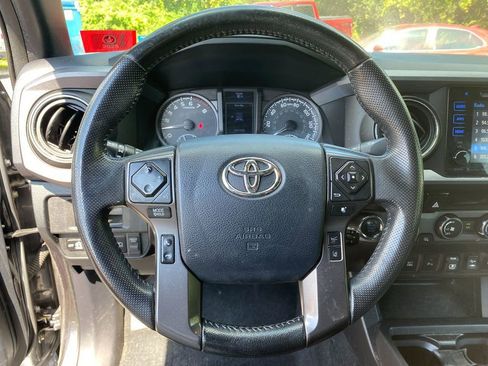 Used 2018 Toyota Tacoma TRD Off-Road w/ Technology Package image 15