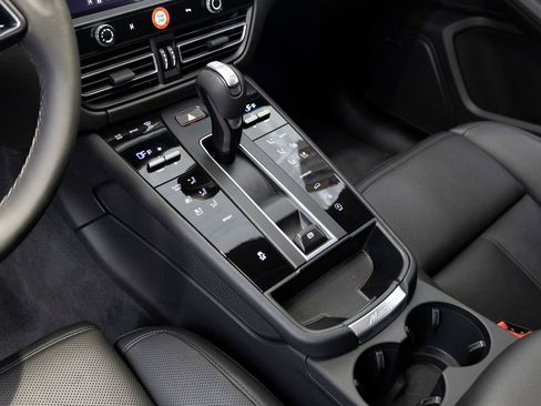 Certified 2026 Porsche Macan AWD/4WD image 17