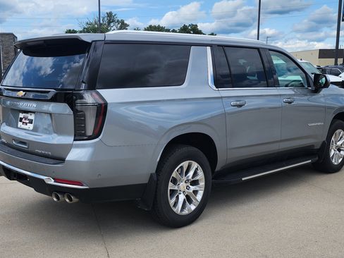 Used 2025 Chevrolet Suburban Premier AWD/4WD image 5