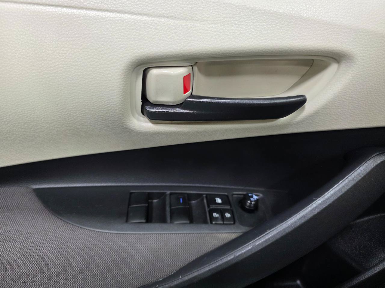 Used 2022 Toyota Corolla LE FWD image 17