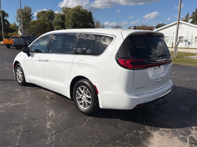Used 2026 Chrysler Pacifica Select FWD image 3