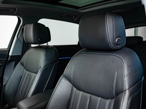 Used 2021 Audi e-tron Prestige w/ Prestige Package image 21