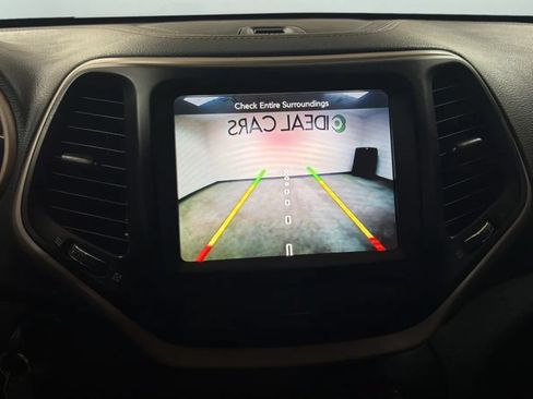 Used 2017 Jeep Cherokee Latitude w/ Comfort & Sound Group FWD image 14