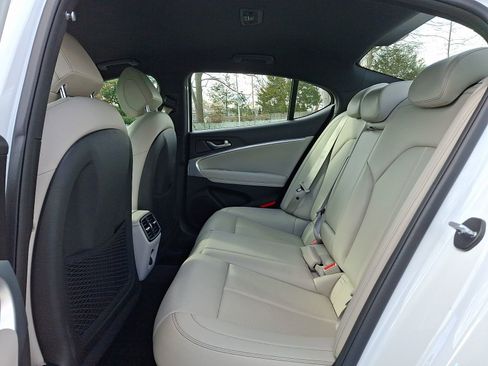 Used 2023 Genesis G70 2.0T image 11