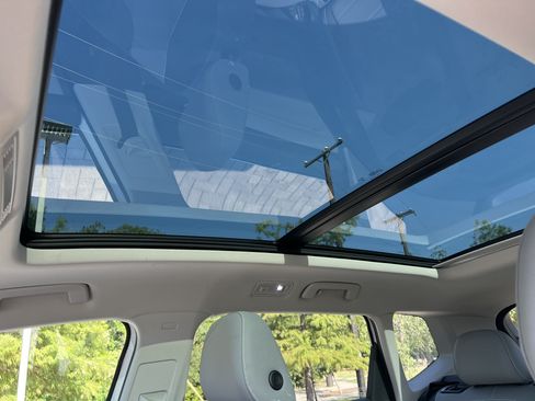 Used 2023 Volkswagen Taos SE w/ Panoramic Sunroof Package FWD image 24
