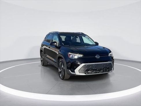 Used 2025 Volkswagen Taos SE AWD/4WD image 2