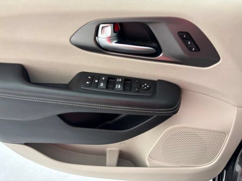 Used 2023 Chrysler Pacifica Touring-L FWD image 31