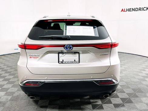 Used 2023 Toyota Venza LE image 4