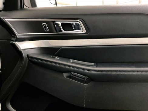 Used 2017 Ford Explorer XLT image 24