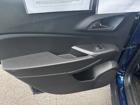Used 2024 Chevrolet Trax LT w/ Sunroof Package FWD image 18