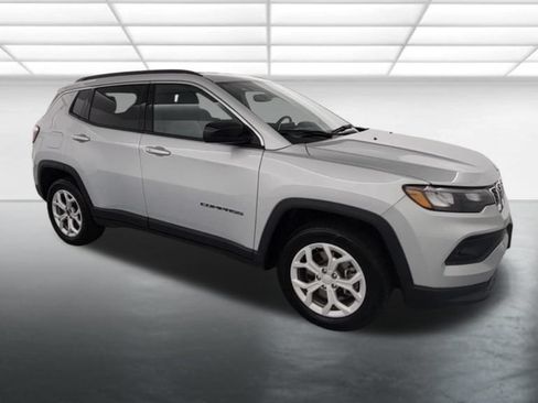 Used 2024 Jeep Compass Latitude AWD/4WD image 9
