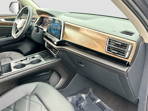 Used 2024 Volkswagen Atlas SE image 29