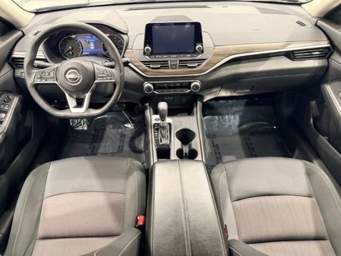 Used 2025 Nissan Altima 2.5 SV FWD image 32