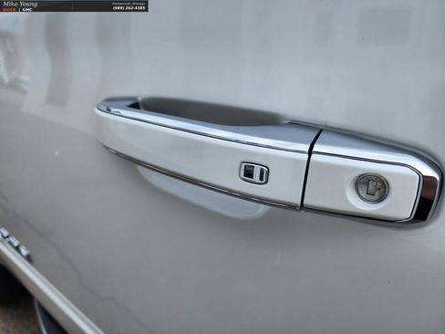 Used 2016 Chevrolet Suburban LTZ image 31