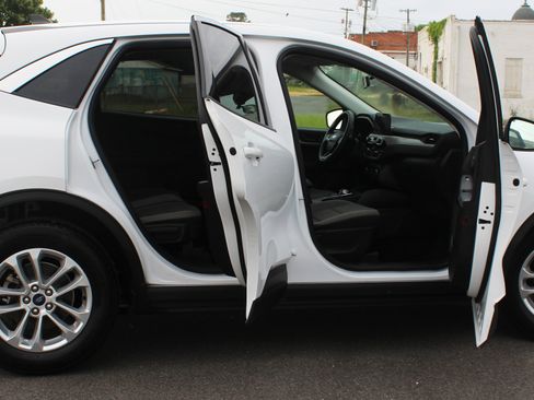 Used 2022 Ford Escape SE image 11