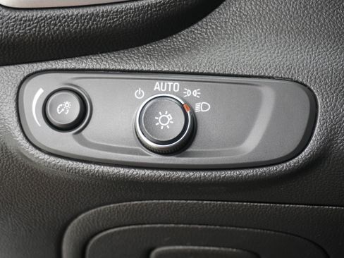Used 2019 Chevrolet Trax LT w/ LT Convenience Package FWD image 21