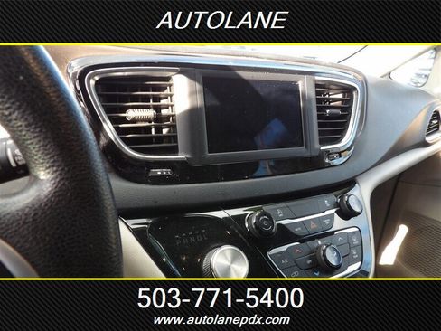 Used 2020 Chrysler Voyager Lxi image 9