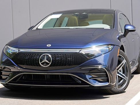 Used 2023 Mercedes-Benz EQS 580 4MATIC Sedan image 3