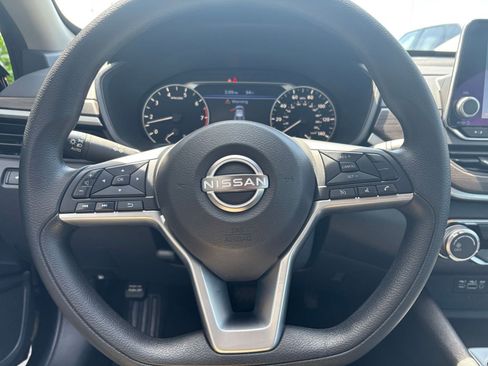 Used 2025 Nissan Altima 2.5 SV FWD image 28