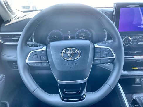 New 2026 Toyota Highlander Platinum AWD/4WD image 14
