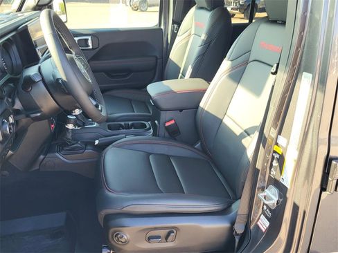 Used 2025 Jeep Gladiator Rubicon w/ Convenience Group image 16