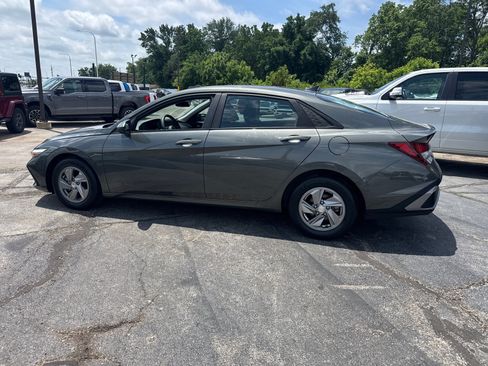 Used 2024 Hyundai Elantra SE FWD image 3