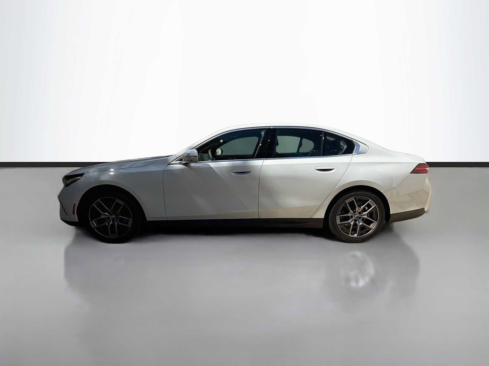 Used 2026 BMW 530i xDrive AWD/4WD image 5