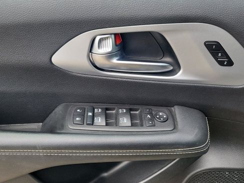 Used 2025 Chrysler Pacifica Select FWD image 14