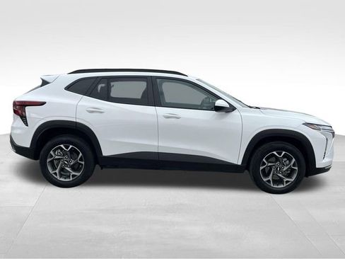 Used 2025 Chevrolet Trax LT w/ LT Convenience Package image 8