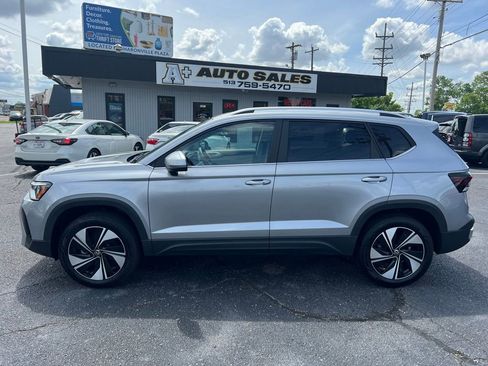 Used 2025 Volkswagen Taos SE AWD/4WD image 1