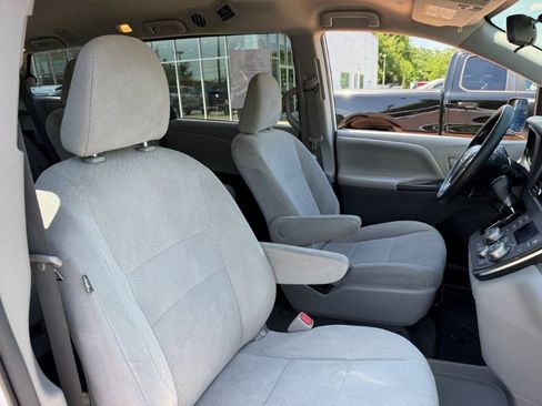 Used 2019 Toyota Sienna L FWD image 20