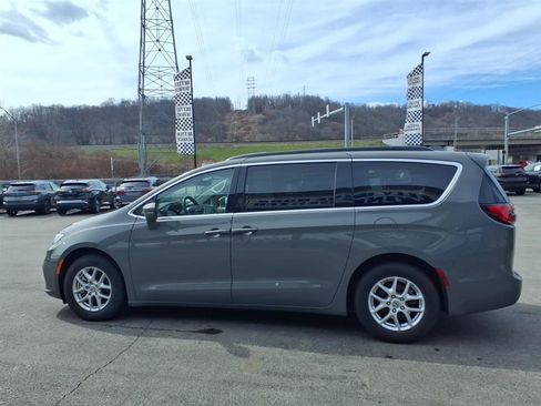 Used 2022 Chrysler Pacifica Touring-L FWD image 3