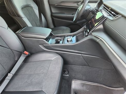 New 2025 Jeep Grand Cherokee L Altitude image 10