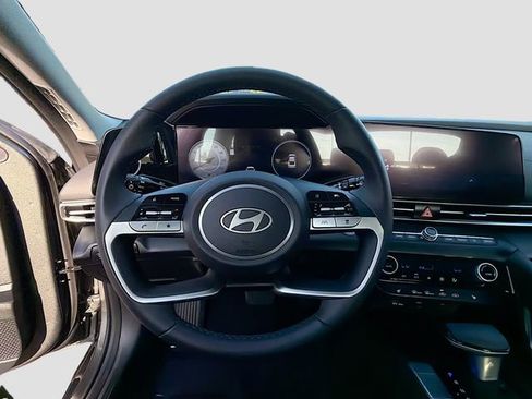 Certified 2025 Hyundai Elantra SEL image 11
