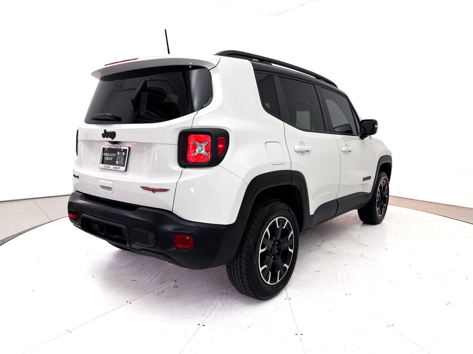 Used 2023 Jeep Renegade Trailhawk w/ Trailhawk Elite Group AWD/4WD image 19
