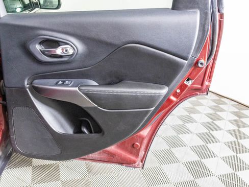 Used 2019 Jeep Cherokee Latitude Plus w/ Cold Weather Group image 37