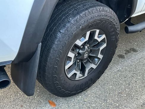 Used 2022 Toyota Tacoma TRD Off-Road image 12