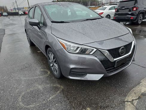 Used 2021 Nissan Versa SV image 2