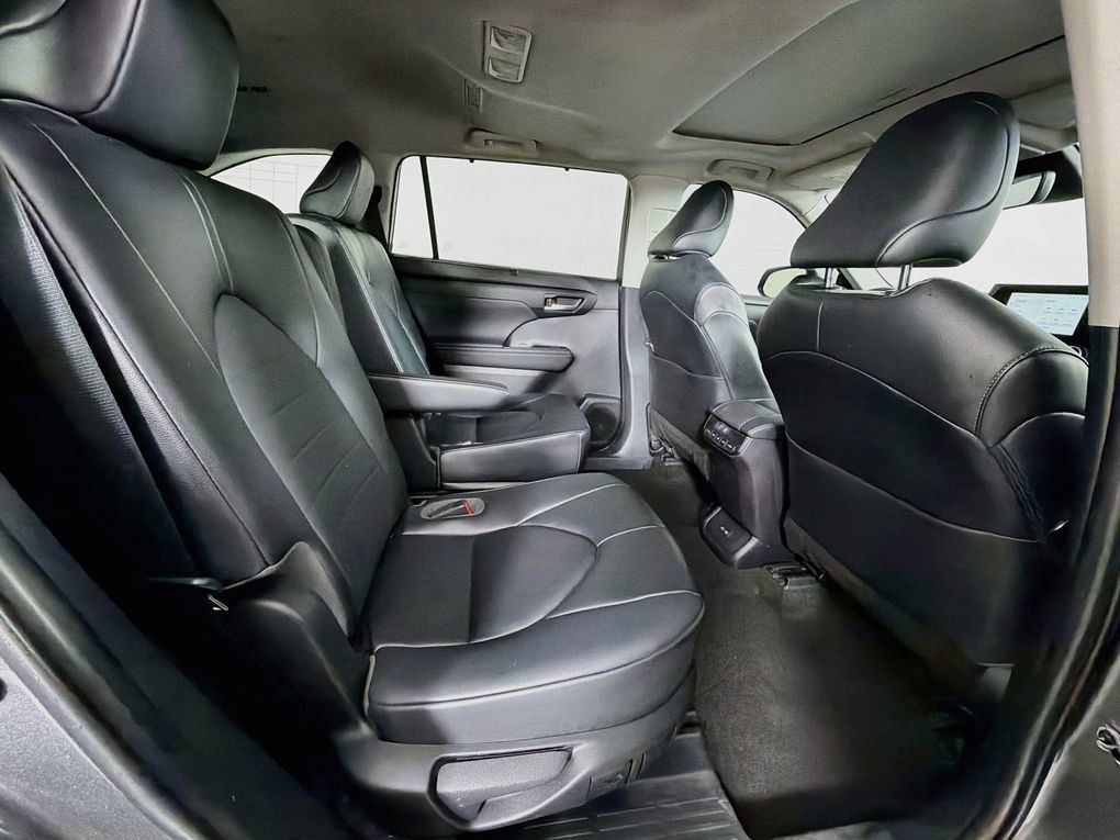 Used 2023 Toyota Highlander XLE FWD image 28