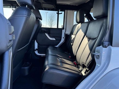 Used 2015 Jeep Wrangler Unlimited Sahara w/ Connectivity Group image 10