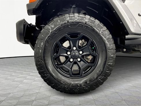 Used 2022 Jeep Gladiator Willys image 9