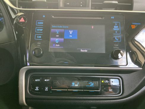 Used 2019 Toyota Corolla LE image 26