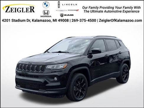 Used 2023 Jeep Compass Latitude w/ Convenience Group AWD/4WD image 1
